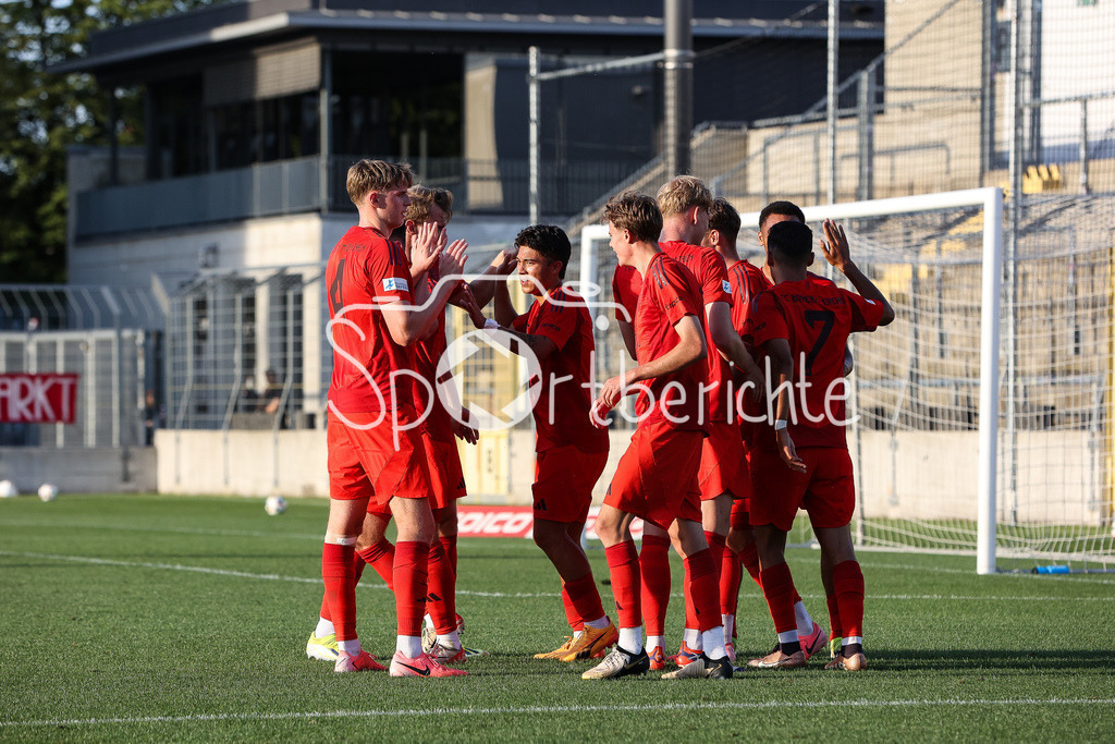 FC Bayern Amateure - SpVgg Ansbach | Jubel nach dem Treffer zum 2-0 durch Davide Dell`ERBA (FCB #7) / Freude / Tor / Torschuetze / Foulelfmeter