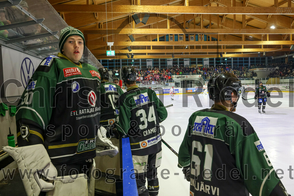 2023-03-19_141_TSV_Erding_gegen_TEV_Miesbach | Erding, Deutschland, 19.03.2023:
Eishockey, Bayernliga Playoffs 2022 / 2023, Halbfinale, TSV Erding gegen TEV Miesbach, Endergebnis: 

Torwart Patrick Mayer (Erding Gladiators, #30), Bastian Cramer (Erding Gladiators, #34), Roni Rukajärvi (Erding Gladiators, #61)

Foto: Christian Riedel / fotografie-riedel.net