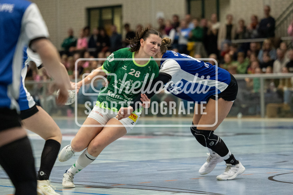 Vechta_Blomberg-04 | Alina von Mutius (66, HSG Blomberg-Lippe II) versucht den Angriff von Jette Dudda (28, SC SFN Vechta) zu verteidigen. - Realisiert mit Pictrs.com