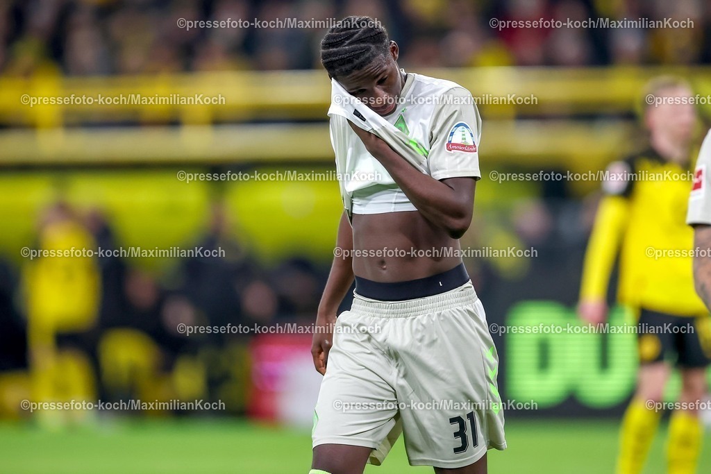 BVB13012601072 | 11.01.2026, Fußball, Borussia Mönchengladbach - FC Augsburg, 1. Fußball Bundesliga, 16.Spieltag, Borussia-Park, Saison 2025 2026: Karim Coulibaly (SV Werder Bremen #31) enttäuscht Enttäuschung  DFB regulations prohibit any use of photographs as image sequences and or quasi-video.