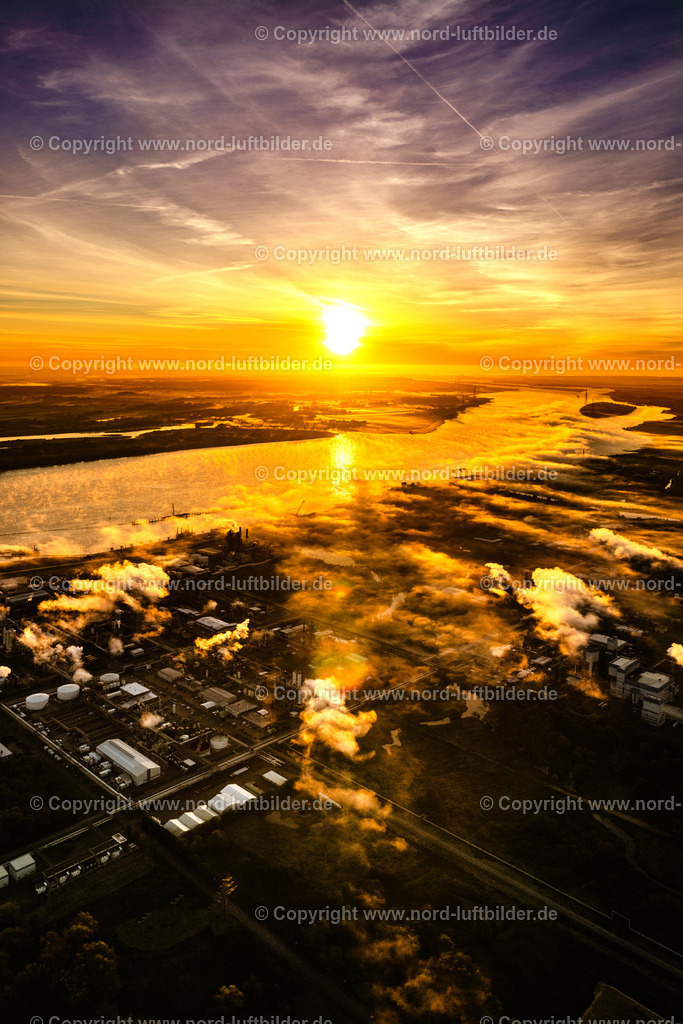 Stade_Bützfleth_Dow_Olin_Im_Nebel_ELS_0041181023 | STADE 18.10.2023 Nebel- und Wolken- Schichten über den Raffinerie- Anlagen und Leitungssysteme auf dem Werksgelände des Mineralöl- Produzenten der Dow Deutschland Anlagengesellschaft mbH am Bützflether Sand in Bützfleth im Bundesland Niedersachsen, Deutschland. Weiterführende Informationen bei: Dow Deutschland Anlagengesellschaft mbH. // Mist and cloud layers over the Refinery equipment and management systems on the factory premises of the mineral oil manufacturers of Dow Deutschlond Anlagengesellschaft mbH in Buetzfleth in the state Lower Saxony, Germany. Further information at: Dow Deutschland Anlagengesellschaft mbH. Foto: Martin Elsen