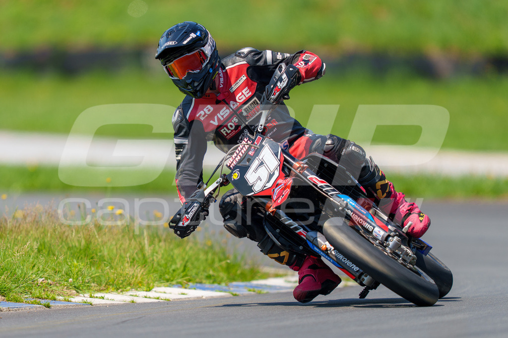 G-Cup + Supermoto Staatsmeisterschaft + Hungarian Supermoto Championship | GRIPcapture steht für authentische Sportfotografie in Österreich – für Momente, die mehr sind als Geschwindigkeit oder Ergebnis. Es geht um Emotion, Spannung, Fokus und den Augenblick, der oft nur einen Wimpernschlag dauert.Ob Motorsport, Teamsport oder 