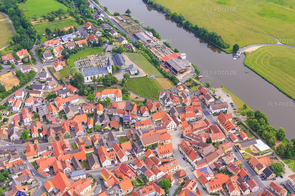 Luftbild: St. Johannes der Täufer, Mainfähre Wipfeld und Holzhandel Gleitsmann in Wipfeld im Bundesland Bayern in Deutschland. – Foto: IMG_089841.jpg vom 11.06.2016 durch Werner Riehm/FLY-FOTO.de – Auflösung des Originals: 5472 x 3648 px – Gemeinde Wipfeld: Fähre