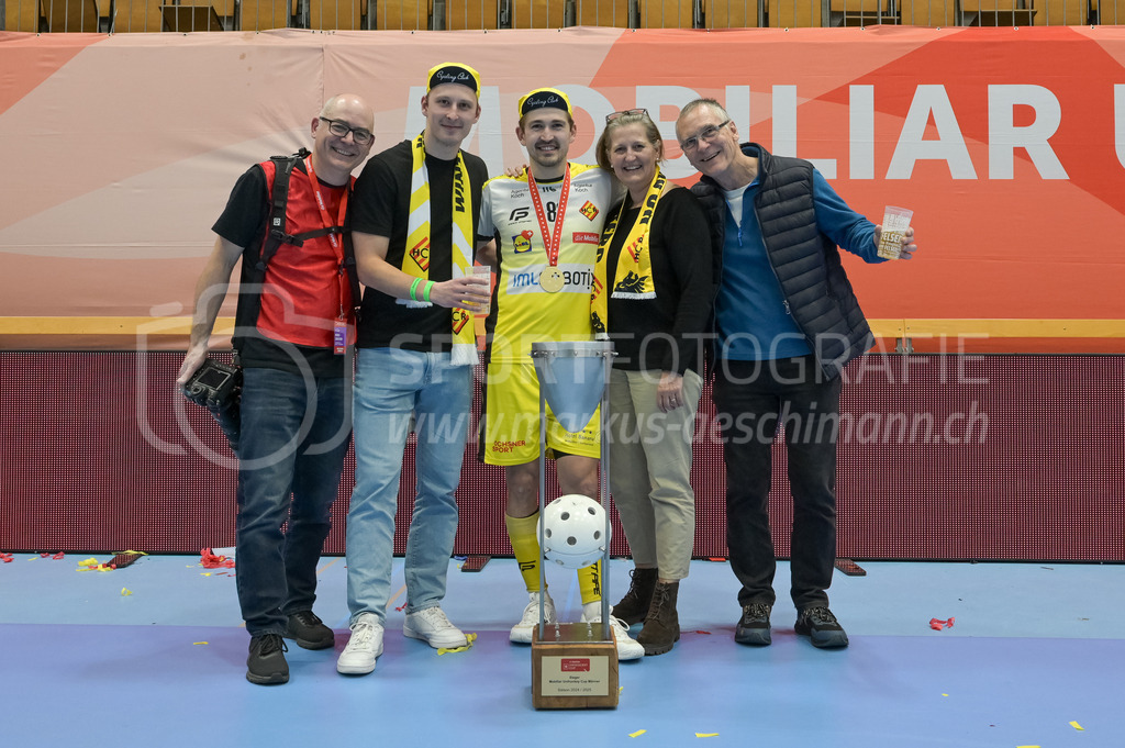 Zug United vs HC Rychenberg - 22. February 2025 | Zug United vs HC RychenbergSporthalle Wankdorf, BernTim Aeschimann (#81 HC Rychenberg Winterthur) mit Familie und Pokal.Bild: Sportfotografie Markus Aeschimann | www.markus-aeschimann.ch - Realisiert mit Pictrs.com