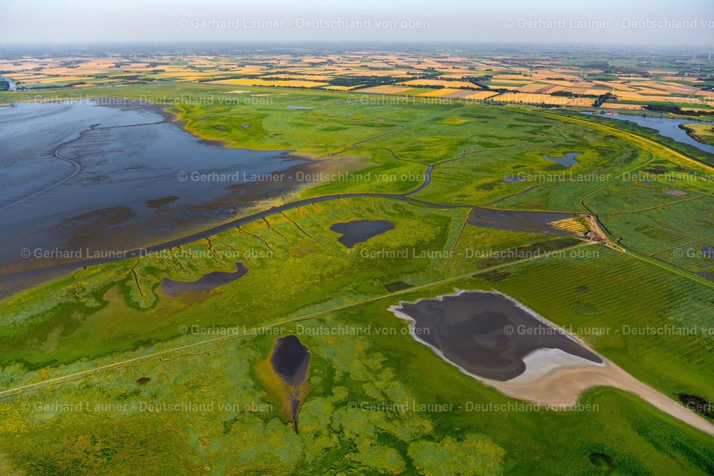 4038455 | Leyhörner Sieltief GREETSIEL 07.08.2020 Grasflächen- Strukturen einer Feld- und Wiesen- Landschaft in Greetsiel im Bundesland Niedersachsen, Deutschland. // Grass area structures of a salt marsh landscape in Greetsiel in the state Lower Saxony, Germany. Foto: Gerhard Launer