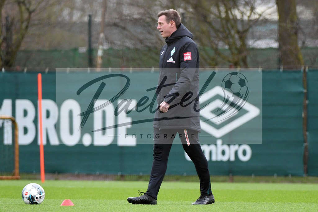20200227_TRASVW_0082 | Fussball, Herren: Co-Trainer Tim Borowski (SV Werder Bremen) schaut waehrend der Trainingseinheit des SV Werder Bremen auf dem Trainingsplatz am wohninvest Weserstadion am 27.02.2020 in Bremen, Deutschland. - Realisiert mit Pictrs.com