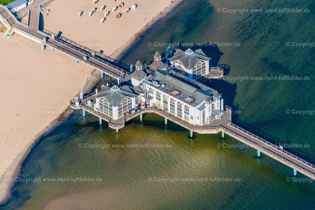 Sellin_Seebrücke_Rügen_ELS_4700100822 | OSTSEEBAD SELLIN 10.08.2022 Laufflächen und Konstruktion der Seebrücke über der Wasseroberfläche die Ostsee in Ostseebad Sellin auf der Insel Rügen im Bundesland Mecklenburg-Vorpommern, Deutschland. Weiterführende Informationen bei: Kurverwaltung Ostseebad Sellin,  Seebrücke Sellin. // Running surfaces and construction of the pier over the water surface . in Ostseebad Sellin on the island of Ruegen in the state Mecklenburg - Western Pomerania, Germany. Further information at: Kurverwaltung Ostseebad Sellin,  Seebruecke Sellin. Foto: Martin Elsen