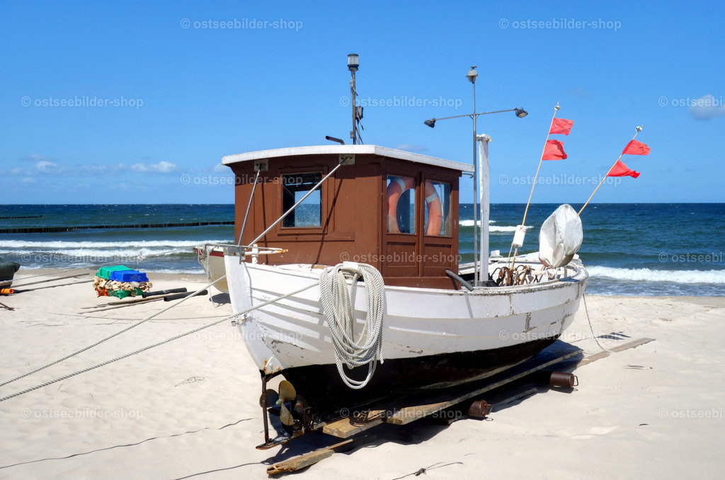 Fischkutter am Strand | Mit dem Bug zum Wasser steht ein Fischkutter auf dem Strand von Koserow.