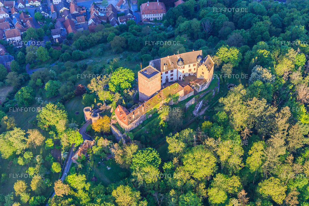 Burg und Burgpark Gamburg http://www.burg-gamburg.de/ | Luftbild: Burg und Burgpark Gamburg http://www.burg-gamburg.de/ im Ortsteil Gamburg in Werbach im Bundesland Baden-Württemberg in Deutschland. Foto: IMG_146253.jpg vom 10.05.2025 durch Werner Riehm/FLY-FOTO.de - Realisiert mit Pictrs.com