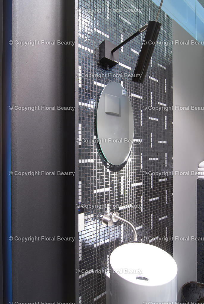 Schwarz-weißes Gäste-WC | Schwarz-graues Gäste-WC mit Standwaschbecken. Spiegel und Tubuslicht. Schwarz-weiße Bisazza-Fliesen. - Realisiert mit Pictrs.com