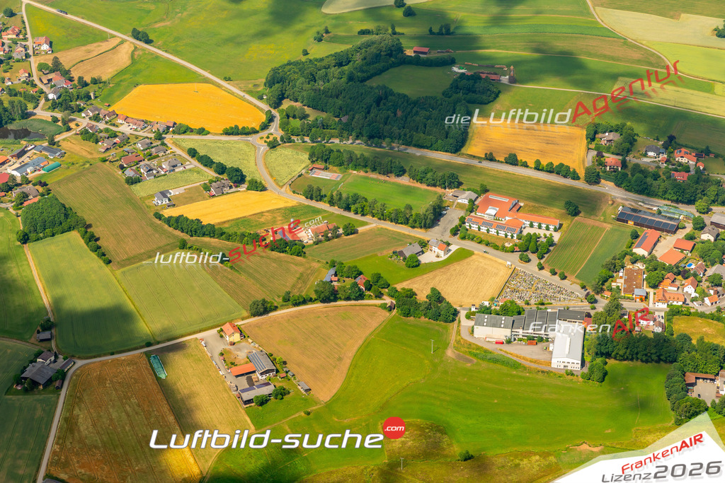 Das Luftbild zeigt :  Tiefenbach - Die Luftaufnahme wurde 2023 vom UL-Flugzeug aus erstellt ( keine Drohne ) - Hochauflösende Luftaufnahme - Für grossformatige Ausdrucke geeignet. Die Geschenkidee !Mit Lizenz und Bildrechte bestellbar