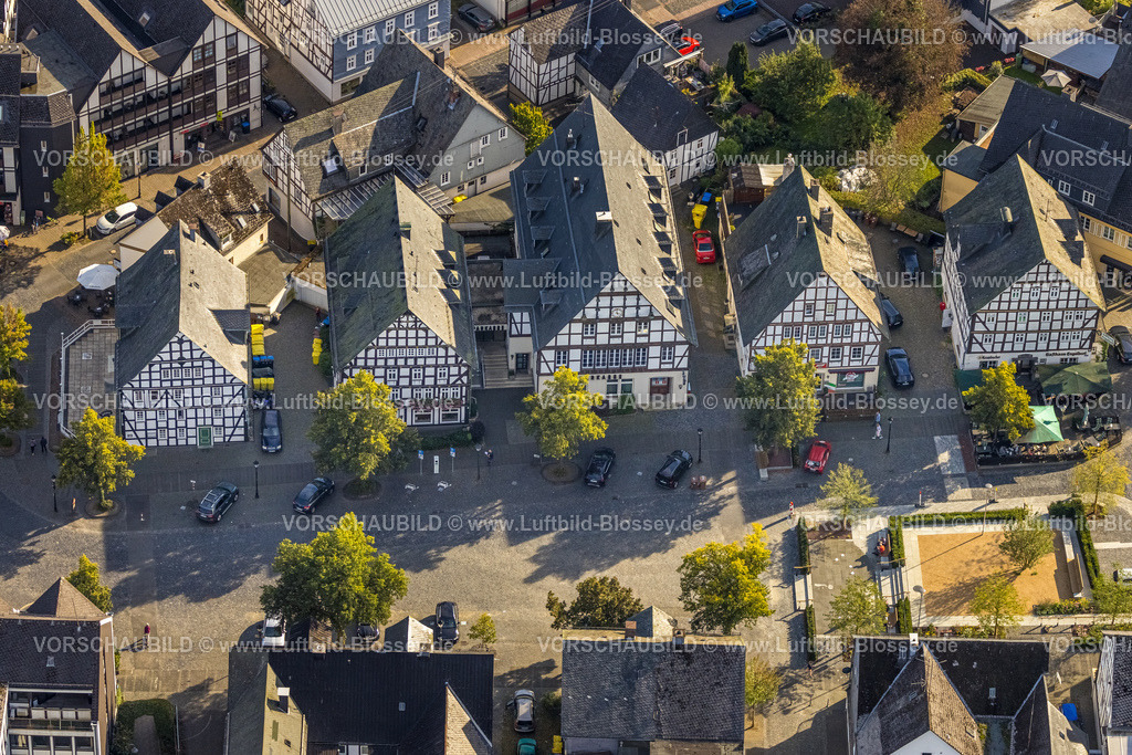 Hilchenbach230911113 | Luftbild, Fachwerkhäuser Reihenhäuser mit Gastronomie, Hilchenbach, Siegerland, Nordrhein-Westfalen, Deutschland