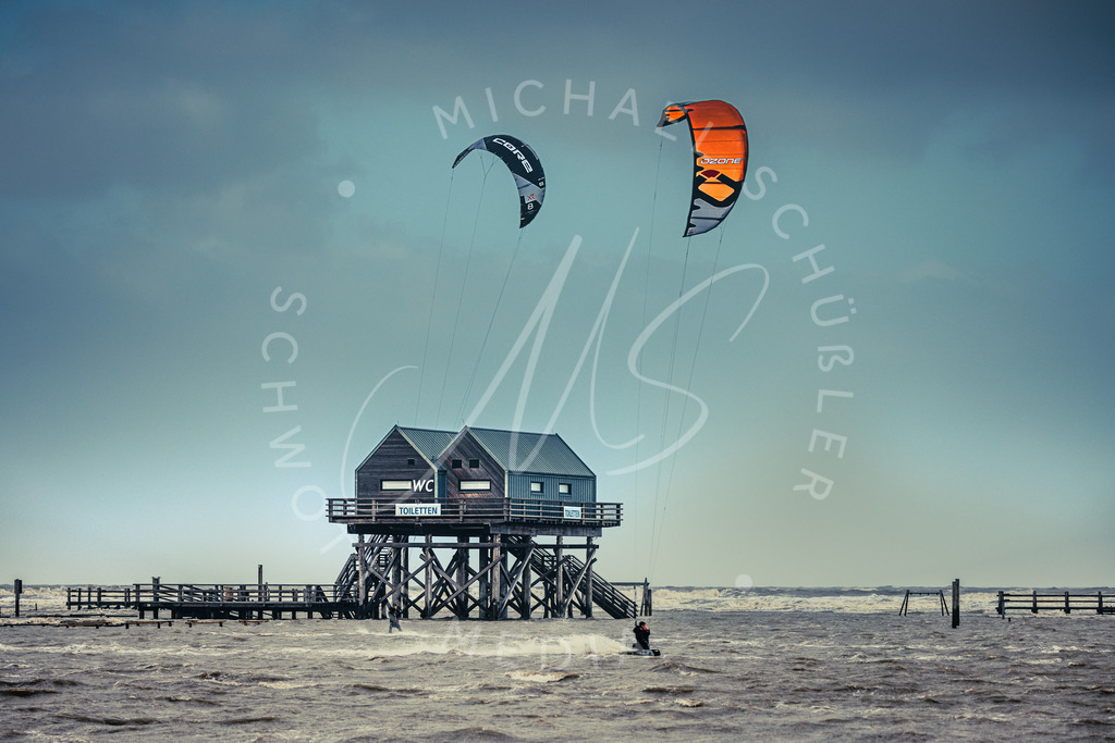 2022-01-30 Sturmflut Orkantief Nadia Eiderstedt Nordsee - 059 | Sturmflut Orkantief Nadia in St. Peter-Ording mit Pfahlbau - Realisiert mit Pictrs.com