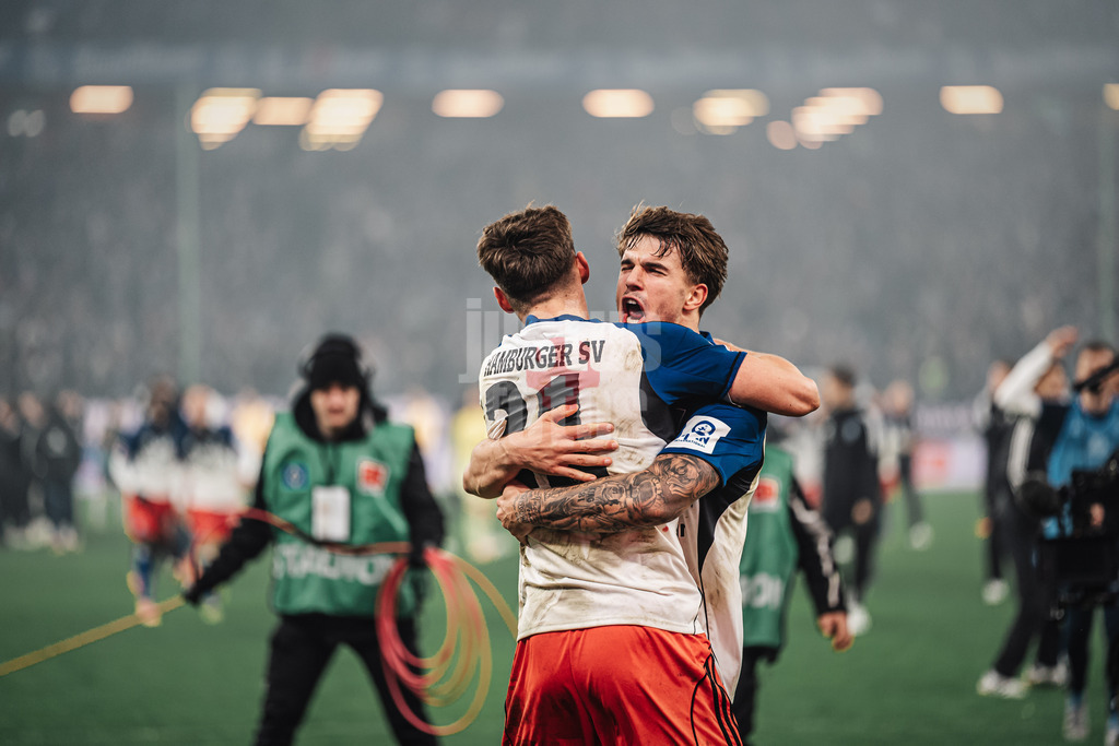 Fußball | Männer | Saison 2025/2026 | 1. Fußball-Bundesliga | 13. Spieltag | Hamburger SV vs. SV Werder Bremen | 07.12.2025 | v.l. Nicolai Remberg (#21, HSV) und Luka Vuskovic (#44, HSV) feiern nach Abpfiff