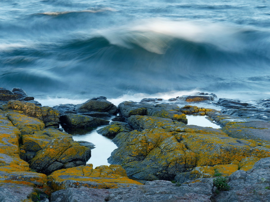Brandungswelle an schärenartiger Ostseeküste | Eine Welle überschlägt sich vor der mit Flechten bewachsenen Felsenküste (Langzeitbelichtung) - Realisiert mit Pictrs.com