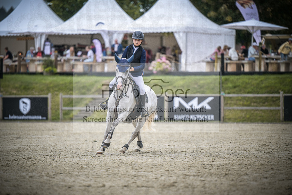 DOS_1017 | Entdecke hochwertige Reitturnierfotos von Foto Oger. Professionell, emotional und authentisch – jetzt Lieblingsmomente im Shop bestellen.Deutschlandweite Turnierfotografie. - Realisiert mit Pictrs.com