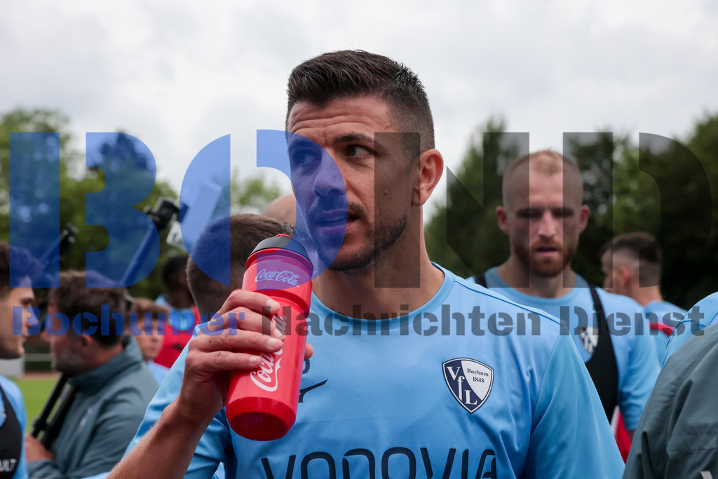 1. Fussball Bundesliga:  Trainingsauftakt VfL Bochum 1848 {date} -  | {headline}(Foto: Sebastian Sendlak / BOND)DFL regulations prohibit any use of photographs as image sequences and/or quasi-videos. - Realisiert mit Pictrs.com