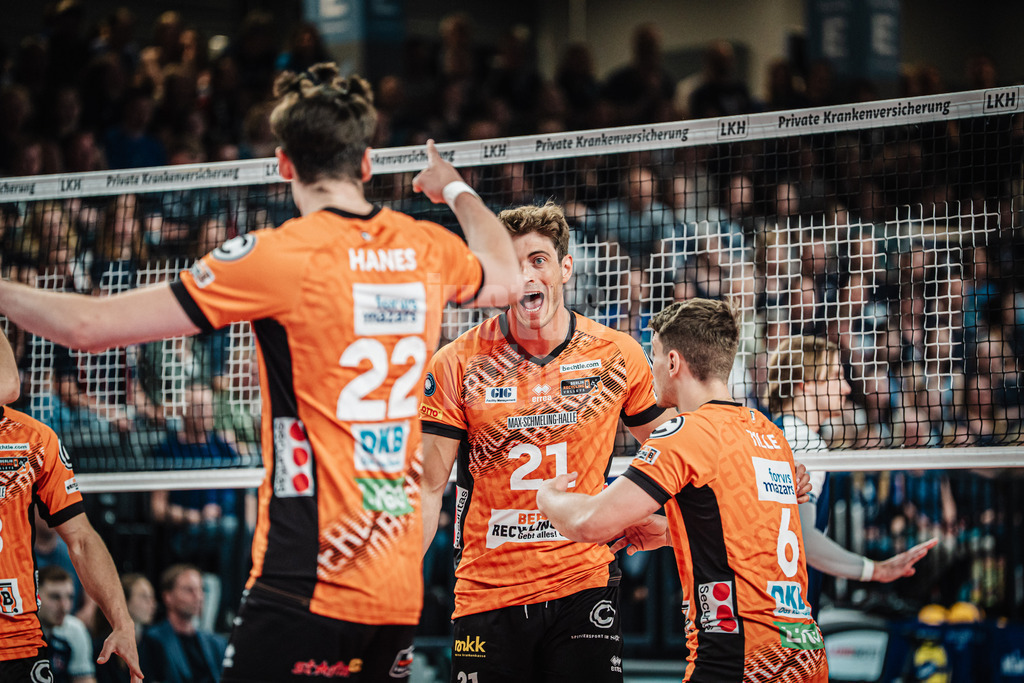 Volleyball | Herren | Saison 2024/2025 | 1. Volleyball Bundesliga Männer | Finale | SVG Lüneburg vs. BERLIN RECYCLING Volleys | 01.05.2025 | Tobias Krick (#21, Berlin Recycling Volleys) jubelt