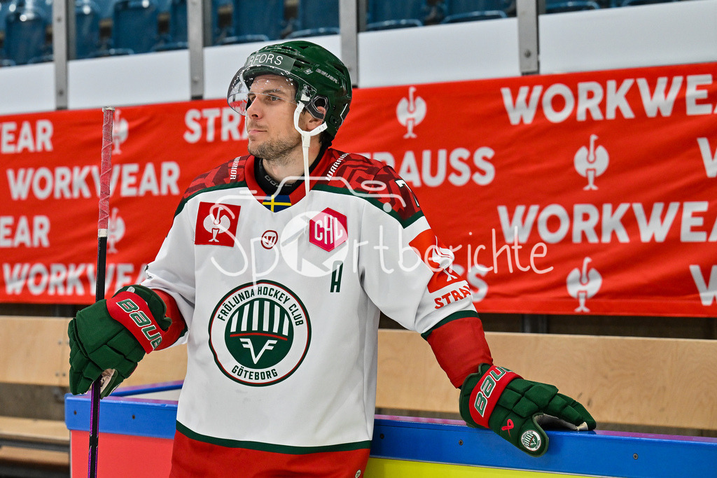 ERC Ingolstadt - Frölunda HC | INGOLSTADT, GERMANY - 02. DECEMBER: die Spieler der Schweden feiern den Auswärtssieg in Ingolstadt nach dem Match zwischen dem ERC Ingolstadt und Frölunda HC beim Hinspiel im Viertelfinale der Champions Hockey League in der Saturn Arena / Henrik TÖMMERNES (Frölunda Gothenburg 7)