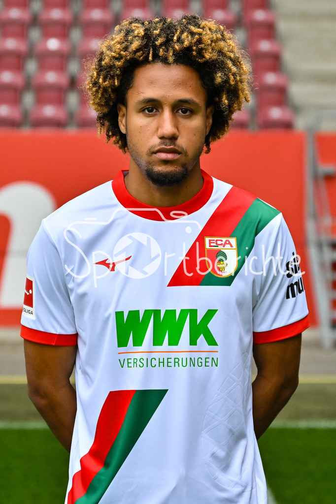 FC Augsburg 2025/26 | Han-Noah MASSENGO / Einzelfoto / Freisteller / Media Day FC Augsburg: WWK-Arena am 06.08.2025