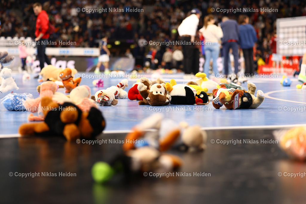 NH_HSVHamburg_FüchseBerlin_HandballBundesliga_23122025 | In der Halbzeit schmissen Fans Kuscheltiere für den guten Zweck auf das Feld.Handball I Herren I Bundesliga (Daikin HBL) I Saison 2025-2026 I 24. Spieltag I Handball Sport Verein Hamburg - Füchse Berlin I 23.12.2025 I Barclays Arena