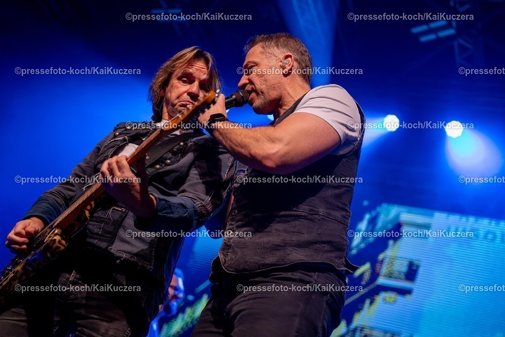 KKU25012501101 | 25.01.2025, xkkux, Düsseldorf, Karnevalsveranstaltung - Die Lachende in der Mitsubishi Electric HALLE. Die Band Höhner performt bei ihrem Auftritt. Im Bild JENS STREIFLING neben  Sänger PATRICK LÜCK 