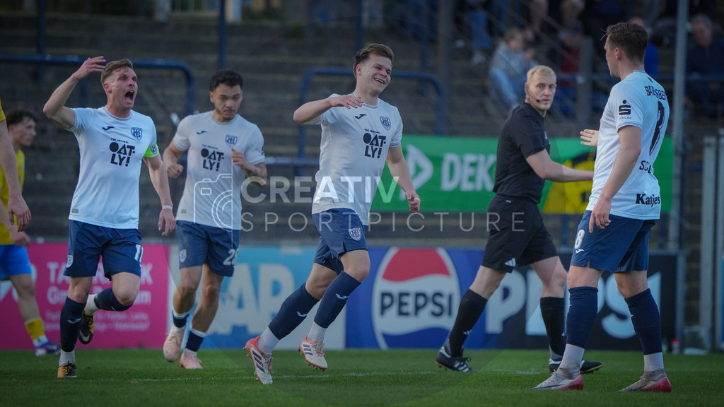 Fußball, Herren, Saison 2025/2026, Regionalliga Nordost, 30. Spieltag, FSV 63 Luckenwalde vs. SV Babelsberg 03, Freitag 17.04.2026, Karl-Liebknecht-Stadion Potsdam | Fußball, Herren, Saison 2025/2026, Regionalliga Nordost, 30. Spieltag, FSV 63 Luckenwalde vs. SV Babelsberg 03, Freitag 17.04.2026, Karl-Liebknecht-Stadion Potsdam, Im Bild: Jubel beim SV Babelsberg 03 um Torschütze Paul Wegener nach dem Ausgleichstreffer. - Realisiert mit Pictrs.com