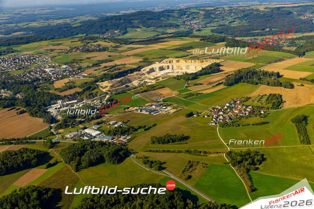 Das Luftbild zeigt : Gräfenbergerhüll Gräfenberg - Die Luftaufnahme wurde 2024 vom UL-Flugzeug aus erstellt ( keine Drohne ) - Hochauflösende Luftaufnahme - Für grossformatige Ausdrucke geeignet. Die Geschenkidee !Mit Lizenz und Bildrechte bestellbar