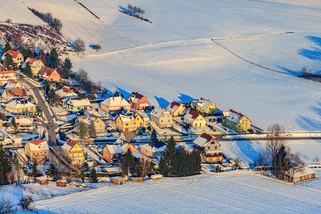 Luftbild: Rue de Mothern im Winter bei Schnee in Neewiller-près-Lauterbourg im Bundesland Bas-Rhin in Frankreich. – Foto: IMG_36664.jpg vom 05.01.2011 durch Werner Riehm/FLY-FOTO.de – Auflösung des Originals: 4752 x 3168 px