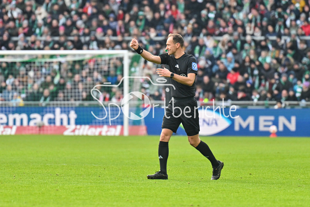 SV Werder Bremen - FC Bayern München | BREMEN, GERMANY - 14. FEBRUARY: im Bild Schiedsrichter Bastian DANKERT nach der Video Assistant Entscheidung / Videobeweis / Videoschiedsrichter während dem Bundesligamatch zwischen dem SV Werder Bremen und dem FC Bayern München am 22. Spieltag im Weserstadion / DFL REGULATIONS PROHIBIT ANY USE OF PHOTOGRAPHS AS IMAGE SEQUENCES AND/OR QUASI-VIDEO