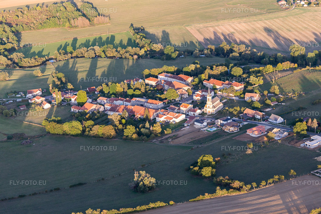 Vue aérienne: Vue de la ville à Tantonville dans le département Meurthe et Moselle, France. Photo: IMG_117896.jpg prise le 14/09/2019 par Werner Riehm/FLY-FOTO.eu – Résolution de l'original: 5191 x 3461 px