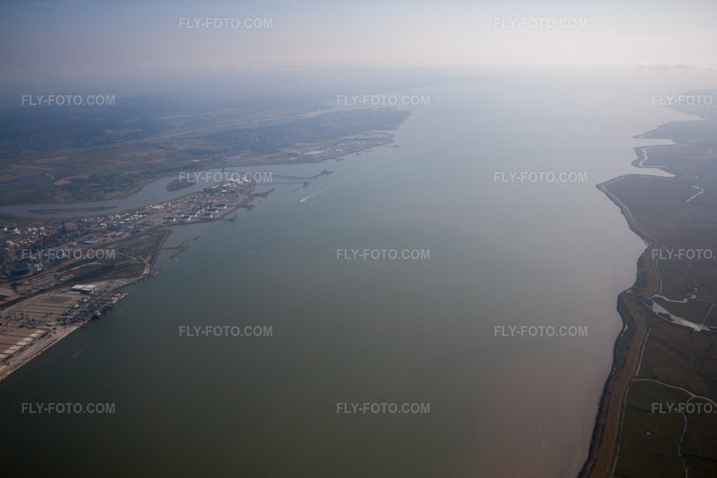 Aerial view: Thames Estuary at Shell Haven in Shell Haven in the state England, Great Britain. – Photo: IMG_58644.jpg taken on 07/18/2013 by Werner Riehm/FLY-FOTO.com – Resolution of the original: 4752 x 3168 px