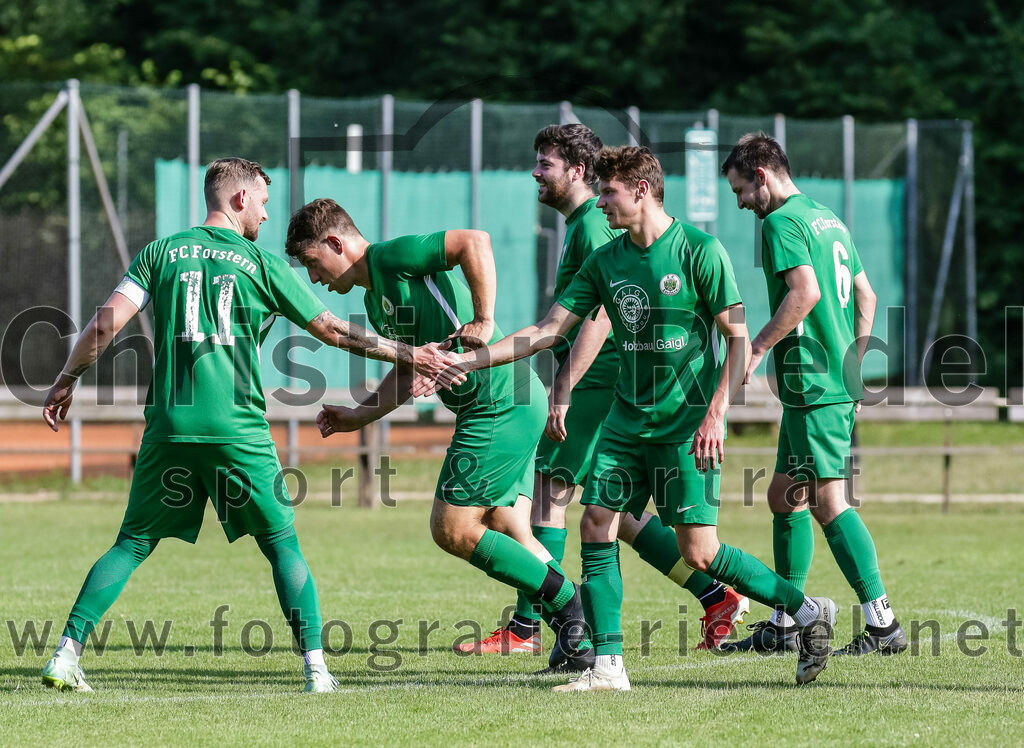 2023-07-09_075_FC_Forstern_gegen_SpVgg_Neuching | Forstern, Deutschland, 09.07.2023:
Fußball, Kreisklasse 2023 / 2024, Testspiel, FC Forstern gegen SpVgg Neuching, Endergebnis: 2:4

Jubel nach dem 2:0 durch Bastian Keilhacker (FC Forstern, #4)
Andreas Ullmann (FC Forstern, #11), Bastian Keilhacker (FC Forstern, #4), Tobias Keserü (FC Forstern, #6)

Foto: Christian Riedel / fotografie-riedel.net