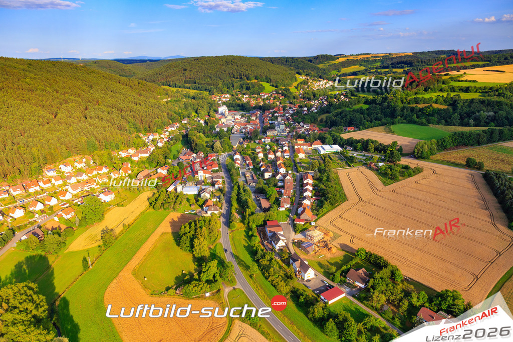 Die Luftaufnahme der Stadt Weissenbrunn wurde vom UL-Flugzeug heraus erstellt ( keine Drohne )- hohe Auflösung für beste Qualität