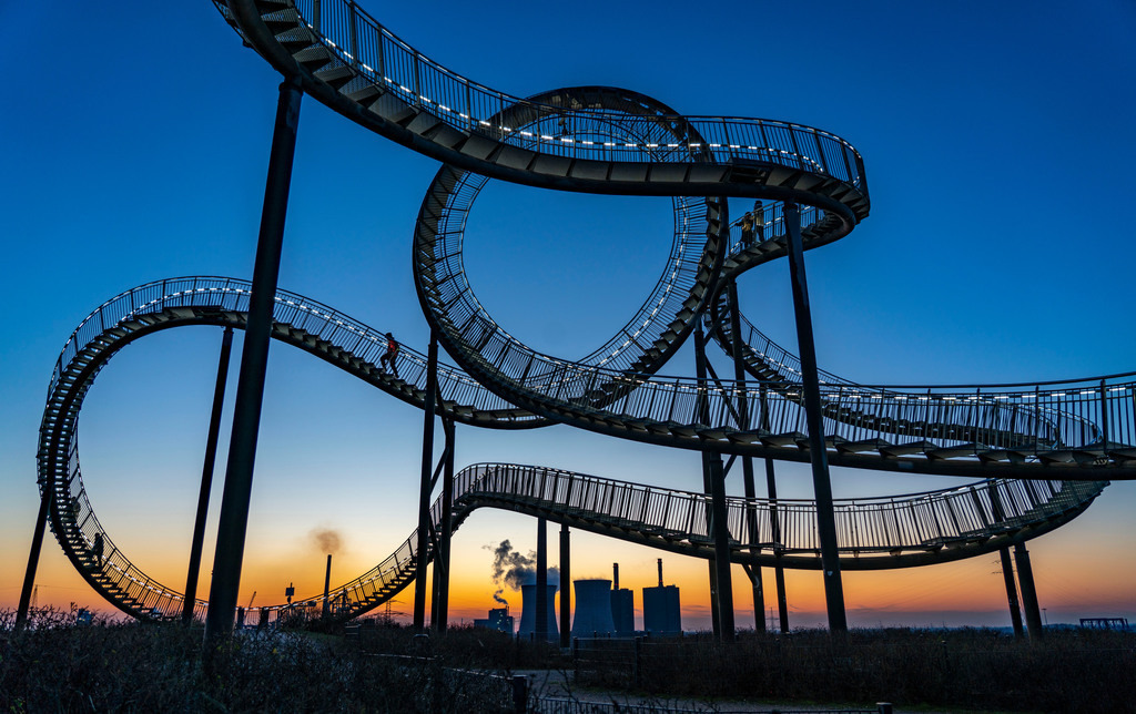 JT-220304 | Landmarke Angerpark Tiger & Turtle - Magic Mountain, Begehbare Skulptur in Form einer Achterbahn auf der Halde Heinrich-Hildebrand-Höhe,  HKM Stahlwerk, Sonnenuntergang, Duisburg, NRW, Deutschland,  - Realisiert mit Pictrs.com