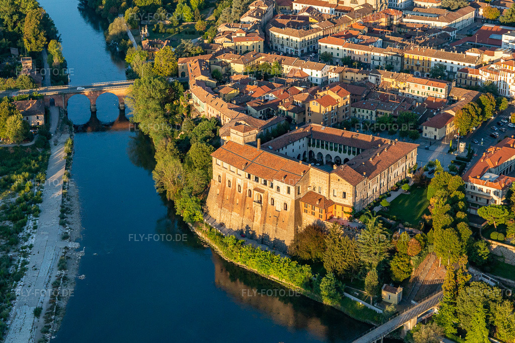 Luftbild: Schloß von Cassano d'Adda am Ufer der Adda in der Lombardei in Cassano d’Adda im Bundesland Lombardei in Italien. Foto: IMG_134468.jpg vom 19.09.2022 durch Werner Riehm/FLY-FOTO.de