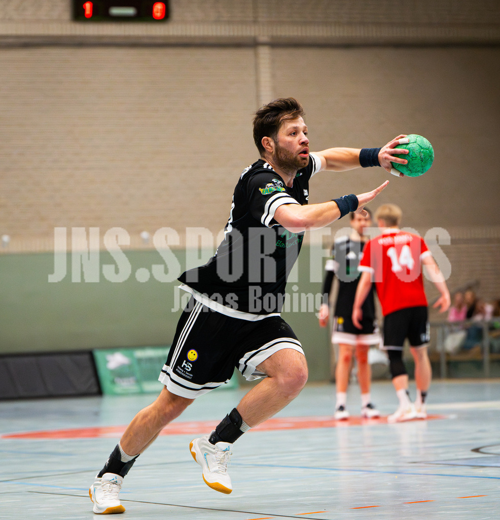 Handball I Herren I Saison 2025-2026 I Verbandsliga West I 13. Runde I SFN Vechta - HSG Varel II I 7637 | Jan Linne (24, SFN Vechta) - Realisiert mit Pictrs.com