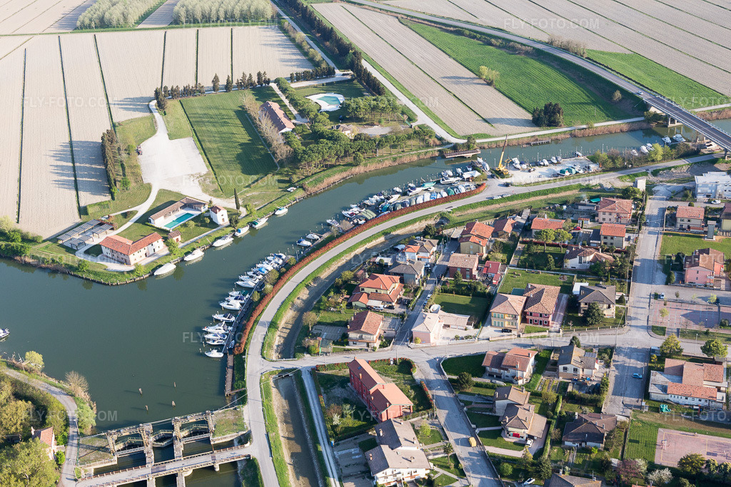 Aerial view: View of the town in Brian in the state Veneto, Italy. – Photo: IMG_098178.jpg taken on 04/03/2017 by Werner Riehm/FLY-FOTO.com – Resolution of the original: 5472 x 3648 px