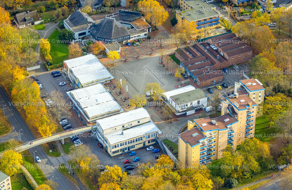 Hagen251102745 | Luftbild, Helfer Marktplatz Einkaufszentrum, oben Jakobuskirche (Zentrum St. Andreas und Jakobus), Fußgängerbrücke Helfer Straße, herbstliche Bäume, Boele, Hagen, Ruhrgebiet, Nordrhein-Westfalen, Deutschland
