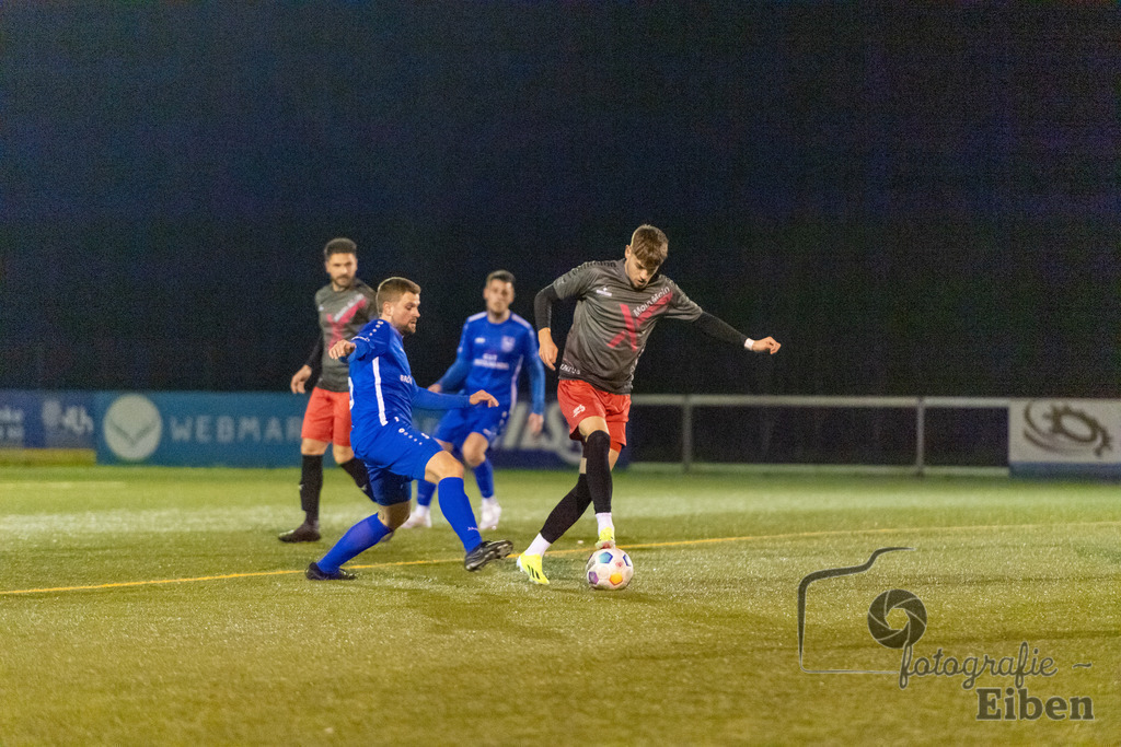 FC Rastede-FC Hude | Herren Bezirksliga; FC Rastede (blau)-FC Hude (grau) am 27.03.2024; in Rastede (Sportanlage Köttersweg), Photo: Philip Eiben 2024 - Realisiert mit Pictrs.com