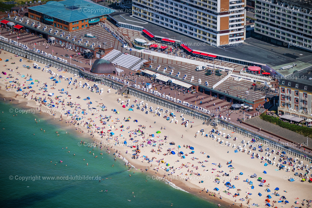 Sylt_Westerland_Strandpromenade_ELS_6256130825 | SYLT 13.08.2025 Hochhaus- Gebäude der Hotelanlage " Haus Metropol " im Ortsteil Westerland in Sylt auf der Insel Sylt im Bundesland Schleswig-Holstein, Deutschland. Weiterführende Informationen bei: Reinhold Riel Immobilien GmbH. // High-rise building of the hotel complex " Haus Metropol " in the district Westerland in Sylt on Island Sylt in the state Schleswig-Holstein, Germany. Further information at: Reinhold Riel Immobilien GmbH. Foto: Martin Elsen