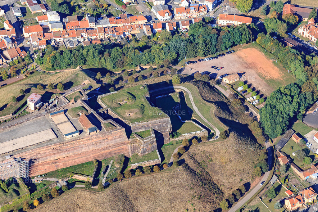 Luftbild: Citadelle de Bitche aus Süden in Bitsch im Bundesland Moselle in Frankreich. – Foto: IMG_095166.jpg vom 16.10.2016 durch Werner Riehm/FLY-FOTO.de – Auflösung des Originals: 5472 x 3648 px – WWW.CITADELLE-BITCHE.COM