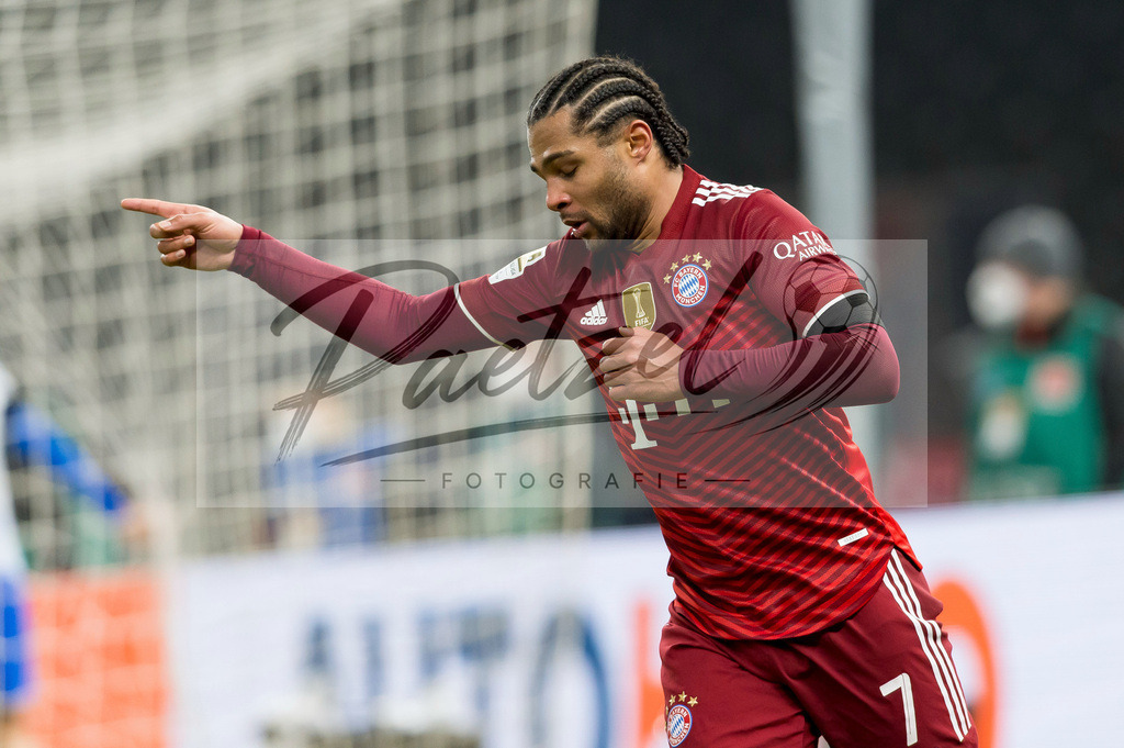 BSCFCB20220123_117 | Fussball, Herren: Serge Gnabry (FC Bayern Muenchen) Torjubel, jubelt nach seinem Treffer zum 0:4 bei dem Spiel der 1. Bundesliga zwischen Hertha BSC und FC Bayern Muenchen im Olypiastadion am 23.01.2022 in Berlin, Deutschland.DFB / DFL REGULATIONS PROHIBIT ANY USE OF PHOTOGRAPHS AS IMAGE SEQUENCES AND/OR QUASI-VIDEO. - Realisiert mit Pictrs.com