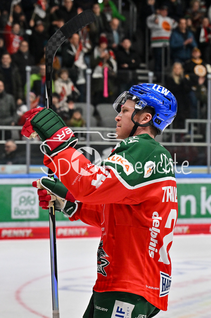 Augsburger Panther - Düsseldorfer EG | Die Panther feiern mit den Fans den Heimsieg gegen Duesseldorf / Jubel / Sieg / Freude / Happy / DEL: Augsburger Panther - Düsseldorfer EG, Curt Frenzel Stadion am 13.12.2024 / T. J. TREVELYAN (Augsburger Panther #24)