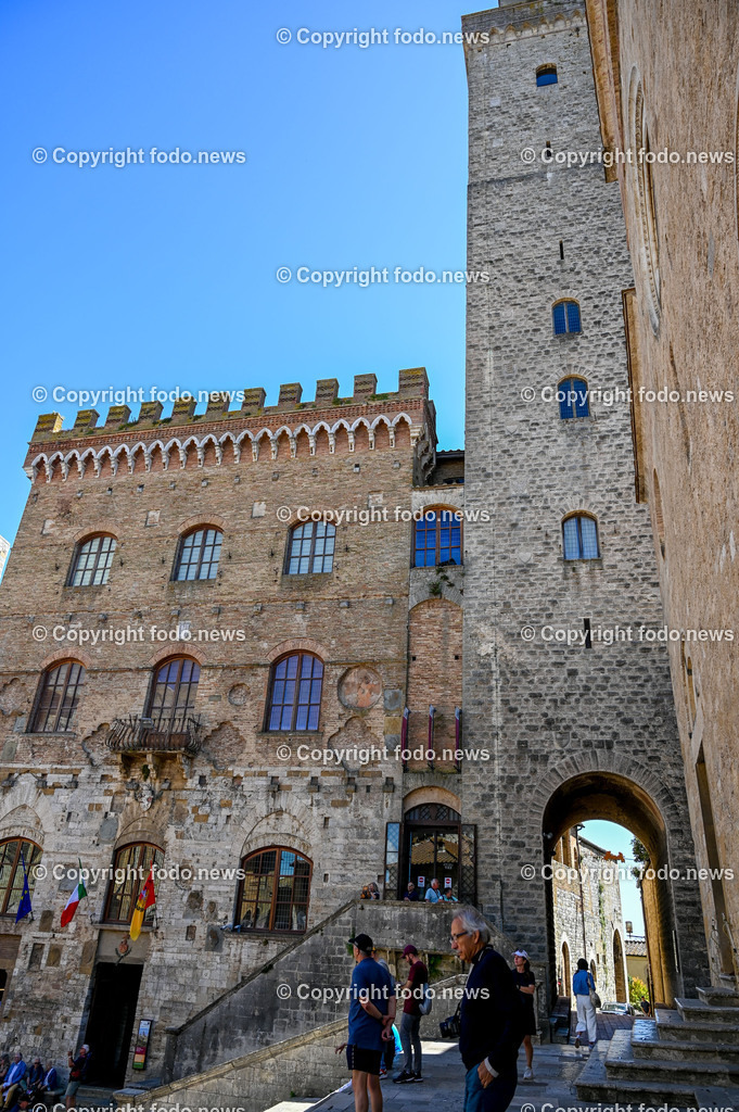 Italien_ Toskana_ San Gimignano_ 31.05.2024-157 | 31.05.2024, Italien, ITA, Toskana, San Gimignano im Bild Stadtansichten Gebäude, Architektur, Touristen, Historisch, Souvenir, Ansichten der berühmten Stadt San Gimignano in der Toskana-Italien - View of the famous town San Gimignano in Tuscany-ItalySan Gimignano ist eine italienische Kleinstadt in der Toskana mit einem mittelalterlichen Stadtkern. San Gimignano wird auch die Stadt der Türme genannt. Die Stadt liegt in der Provinz Siena. Sie gehört neben Florenz, Siena und Pisa zu den von Touristen meist besuchten Zielen in der Toskana.