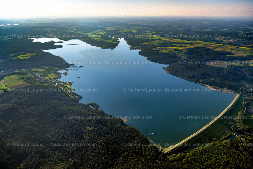 4051004 | RAMSBERG 03.09.2021 Talsperren - Staudamm und Uferbereiche am Stausee " Großer Brombachsee " in Ramsberg im Bundesland Bayern, Deutschland. // Dam and shore areas at the lake " Grosser Brombachsee " in Ramsberg in the state Bavaria, Germany. Foto: Gerhard Launer