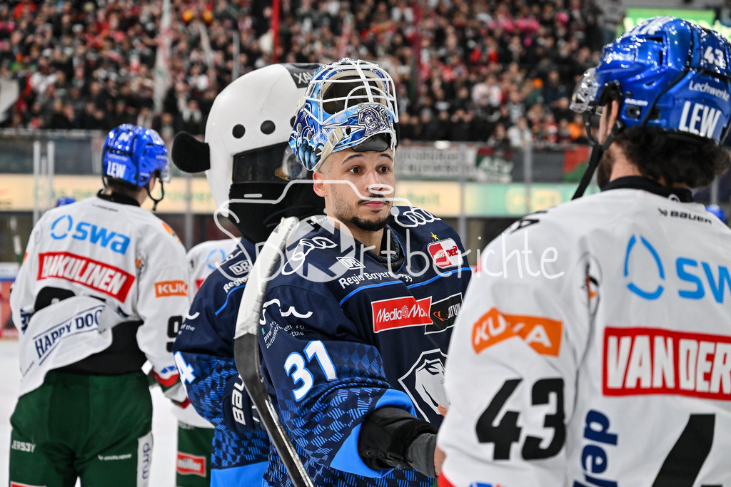 ERC Ingolstadt - Augsburger Panther  | im Bild Devin WILLIAMS (ERC Ingolstadt #31) nach der Partie mit Leon VAN DER LINDE (Augsbuerger Panther #43) / DEL: ERC Ingolsdtadt - Augsburger Panther, Saturn Arena am 10.01.2025