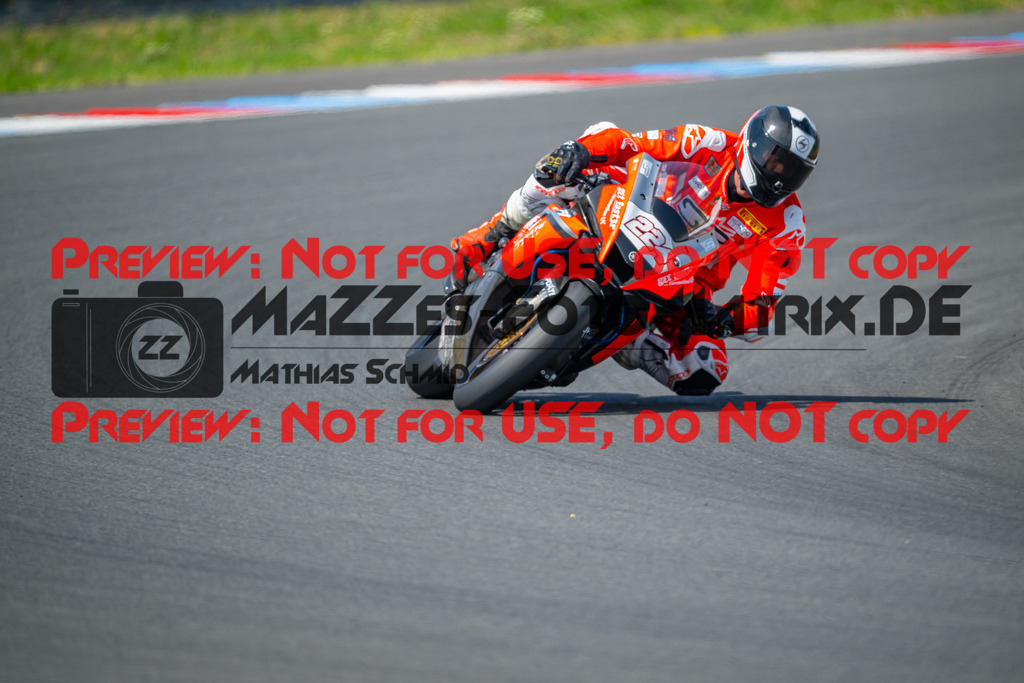 MaZZes-Fotomatrix-20260801-444077 | WEISS