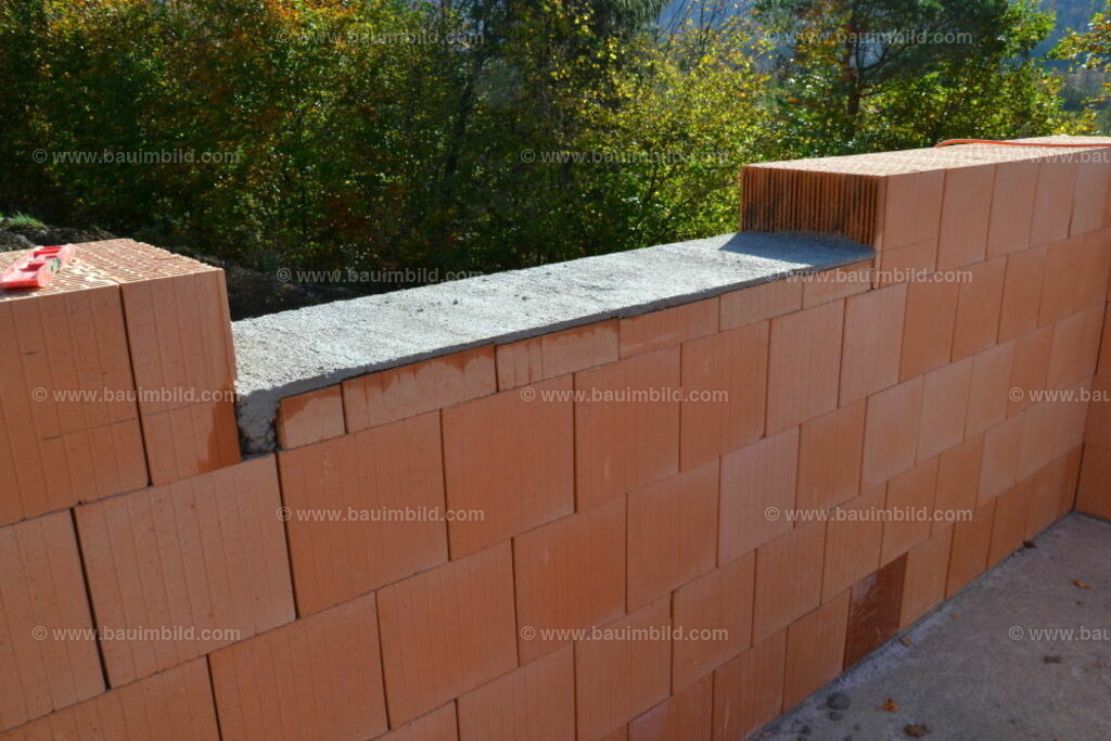 Ziegelwand mit Fensterparapet | Ziegelaußenmauerwerk und Parapet mit Ausgleichsmörtel 