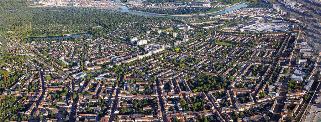 Luftbild: Stadtteilpanorama aus Osten bis zum Stollenwörthweiher und Parkinsel jenseits des Rheins im Ortsteil Almenhof in Mannheim im Bundesland Baden-Württemberg in Deutschland. – Foto: IMG_157214-Pano.jpg vom 18.06.2026 durch Werner Riehm/FLY-FOTO.de – Auflösung des Originals: 10842 x 4133 px